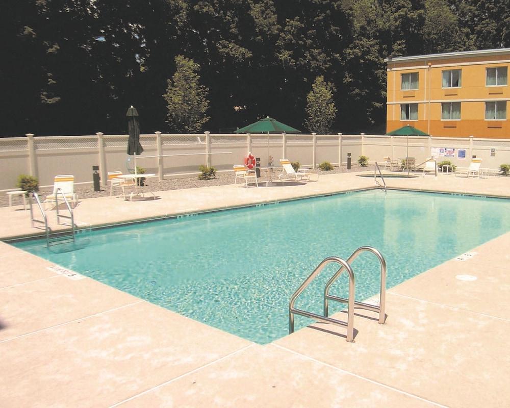 Hotel La Quinta By Wyndham Danbury Extérieur photo
